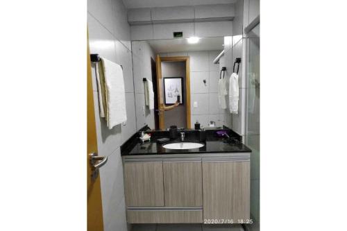 Dapur atau dapur kecil di Estudio Confort West Flat com ótima localização.