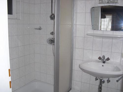 
a bathroom with a sink, mirror, and bath tub at Gasthof Zum heiligen Nikolaus in Haibach ob der Donau
