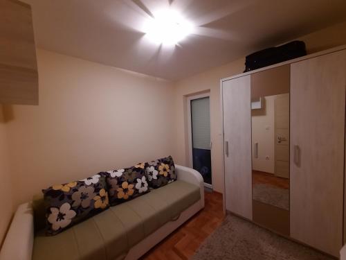 uma sala de estar com um sofá e uma luz no tecto em Apartman Ana em Vrnjačka Banja