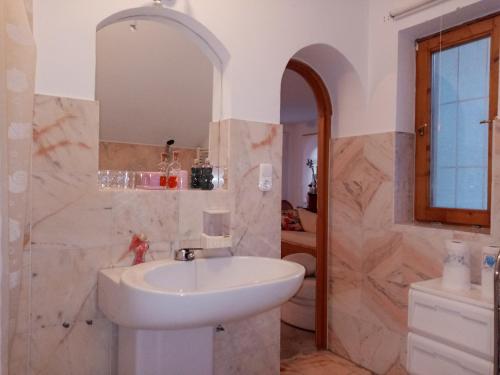a bathroom with a sink and a mirror at Johannesburg in Révfülöp