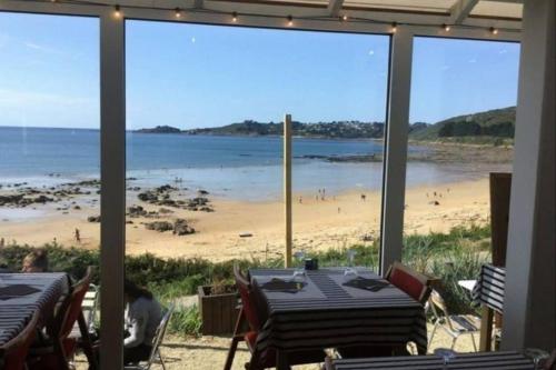 - une vue sur la plage depuis un restaurant dans l'établissement brelevenez 18 rue crec h quellien, à Lannion