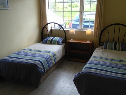 Giường trong phòng chung tại Rossnowlagh Creek Holiday House