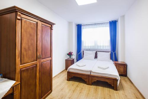 een slaapkamer met een bed en een groot raam bij BABIOGÓRSKA B&B in Zubrzyca Górna