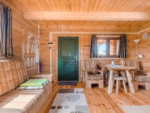 une chambre avec un canapé et une table dans une cabine dans l'établissement Apartamentowe domki drewniane COLORADO, à Karwia