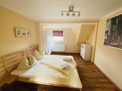 a bedroom with a bed in a room at Großzügiges Ferienhaus am Senftenberger See mit 2 Terrassen in Senftenberg