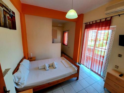 1 dormitorio con 1 cama con 2 toallas en Haus Olymp, en Paralia Katerinis