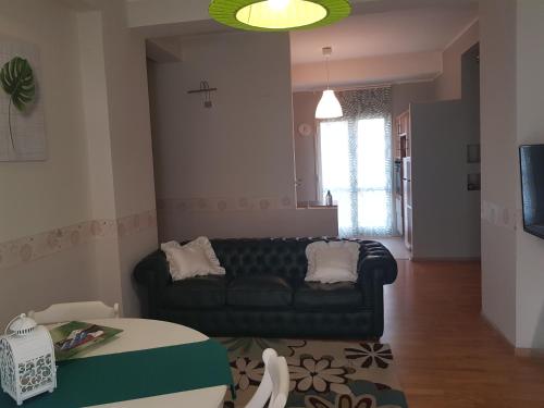 a living room with a couch and a table at CASA DI MIMMA casa vacanze in Reggio Calabria