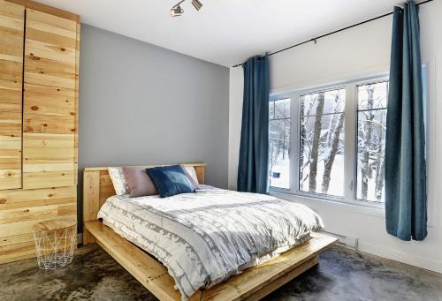 a bedroom with a bed and a window at Chalet 08 Chemin des Skieurs in Stoneham