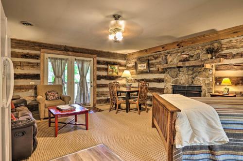 sala de estar con pared de piedra en Cozy Smoky Mtn Retreat on River with Fire Pit and Deck, en Townsend