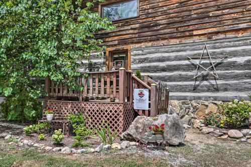 Fire Pit and Deck! Cozy Smoky Mtn Retreat on Riverにある庭