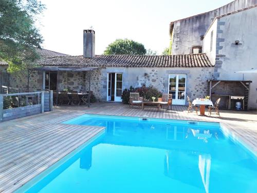 une piscine devant une maison dans l'établissement Les Chambres du Logis du Chatelier, à Bressuire