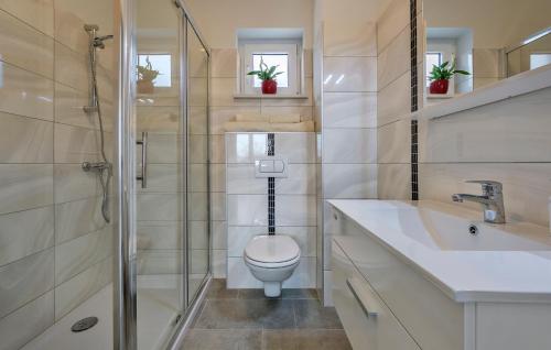 ファジャナにある2 BEDROOM APARTMENT PEROJのトイレ、洗面台、シャワー付きのバスルーム