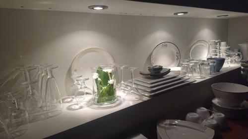 uma prateleira com vasos de vidro e pratos em Cottage Jacques Cartier em Stoneham
