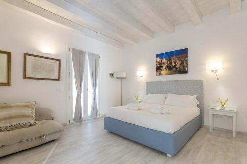 Un pat sau paturi într-o cameră la Affittacamere Ortygia Inn Rooms con Terrazza sul Mare e Jacuzzi