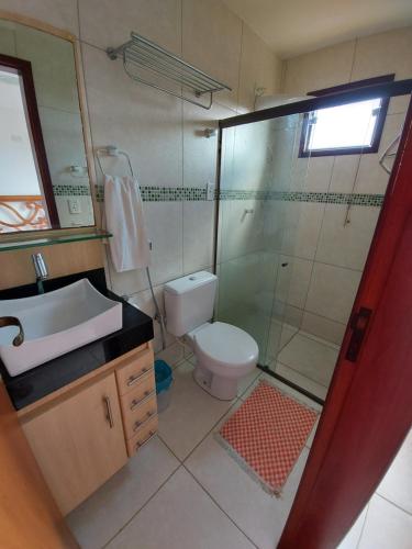 un bagno con doccia, WC e lavandino di apartamento em serra negra - bezerros a Bezerros