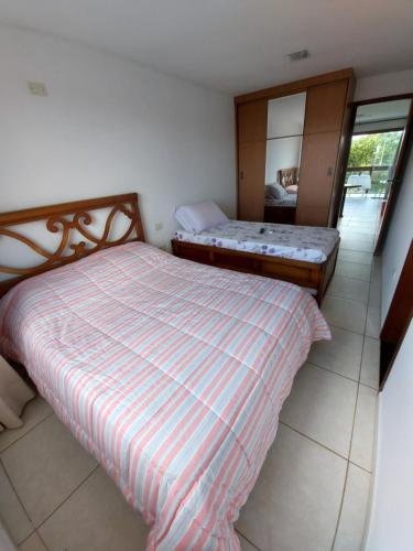 una piccola camera da letto con un letto e uno specchio di apartamento em serra negra - bezerros a Bezerros