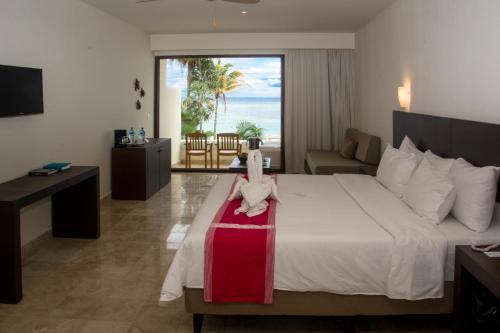 una habitación de hotel con una cama con una caja. en Akumal Bay Beach & Wellness Resort, en Akumal
