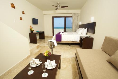 Postel nebo postele na pokoji v ubytování Akumal Bay Beach & Wellness Resort