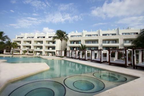 Bazén v ubytování Akumal Bay Beach & Wellness Resort nebo v jeho okolí