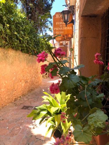 a bunch of pink flowers on the side of a building at Hostal Posada La Panadera in Sepúlveda