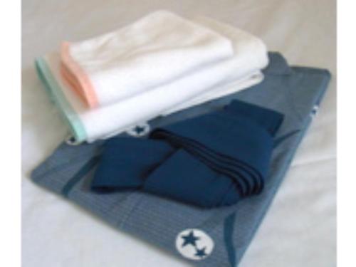 einen Haufen blauer Kissen und ein weißes Handtuch in der Unterkunft Business Hotel Heisei - Vacation STAY 90554 in Yonezawa
