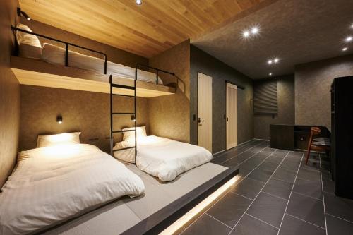 een slaapkamer met 2 stapelbedden en een bureau bij Colors Hakata 1F - Vacation STAY 90060 in Fukuoka
