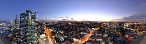 Pemandangan umum bagi Brisbane atau pemandangan bandar yang diambil dari apartmen