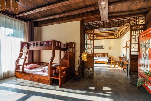 Katil atau katil-katil dalam bilik di Yangshuo River Lodge Hotel - Airport or TS Free pick up over 4 nights