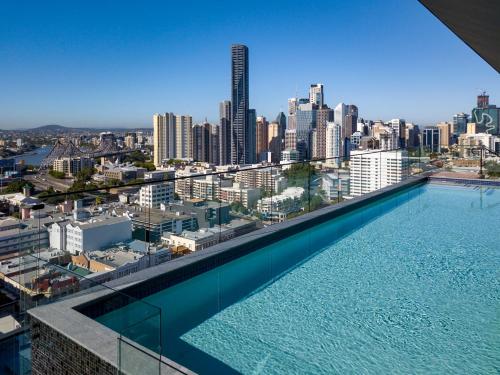 Kolam renang di atau dekat dengan Fortitude Valley Apartments by CLLIX