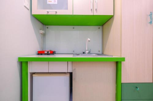 Η κουζίνα ή μικρή κουζίνα στο Modern Studio Apartment at Taman Melati Margonda near Universitas Indonesia By Travelio