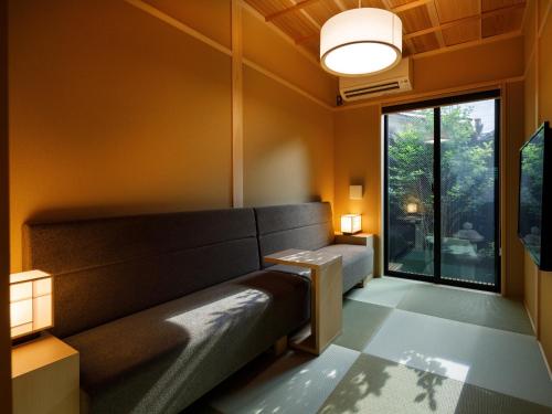 京都的住宿－Kanade Higashiyama-Sanjo，一个带长凳和窗户的等候室