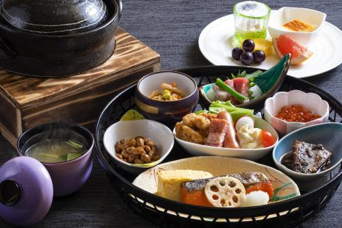 un tavolo con un mucchio di ciotole di cibo di Bourou Noguchi Hakodate a Hakodate