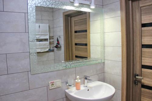 Bilik mandi di Molex Apartments 3