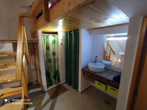 ein Bad mit einem Waschbecken und einer Dusche in einem Zimmer in der Unterkunft Ceda in Guía de Isora