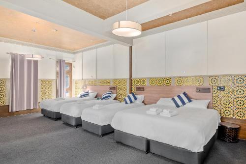 Кровать или кровати в номере Criterion Hotel Sydney