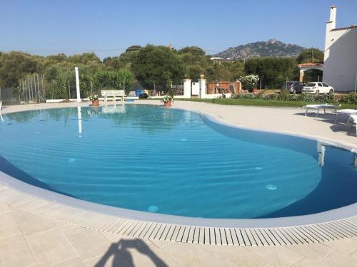 una gran piscina de agua azul en Casa S'Ozastro, en Marinella