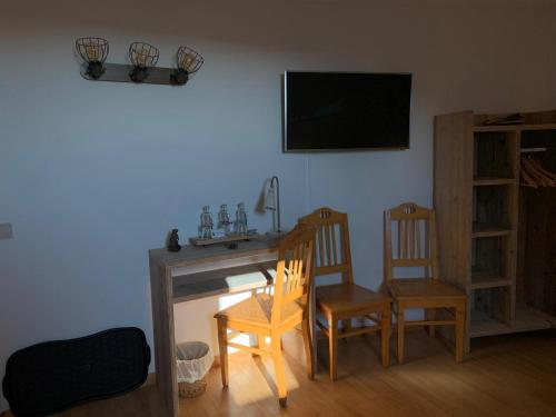 a room with a table and two chairs and a television at Ard'envie Bed&Breakfast in Cetturu