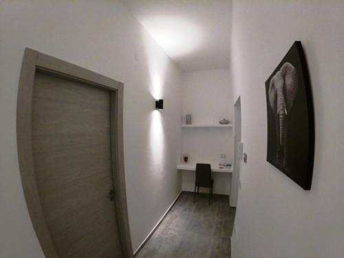 a hallway with a door and a desk in a room at B&B Tra Monti e Mare in Ogliastro Cilento