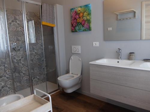 サーレ・マラジーノにあるVilla Gaiaのトイレ、シャワー、洗面台を備えたバスルーム