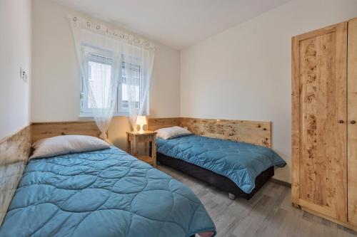 ファジャナにある2 BEDROOM APARTMENT PEROJのベッド2台と窓のある寝室