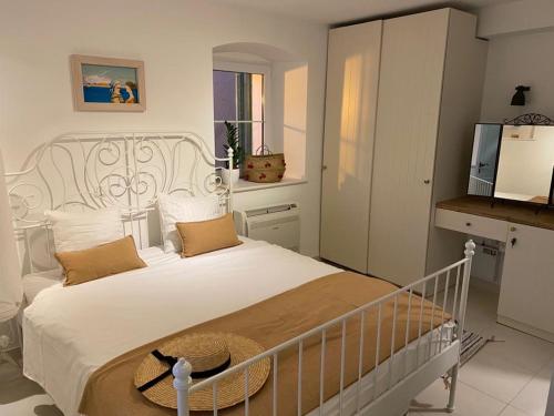 - une chambre dotée d'un grand lit avec un cadre de lit blanc dans l'établissement Tribunj House, à Tribunj