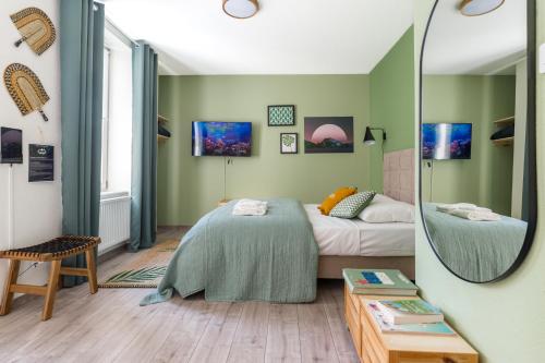 une chambre avec un lit et un miroir dans l'établissement Travel Homes - Le GreenBay, Adorable et agréable, à Mulhouse
