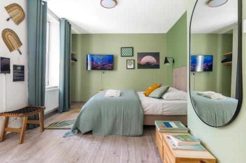 una camera con letto e specchio di Travel Homes - Le GreenBay, Adorable et agréable a Mulhouse