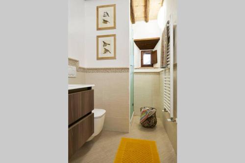 ein Badezimmer mit Toilette und Glasdusche in der Unterkunft Premiere Apartments - Residenza Le Rose nel Chianti in Lornano