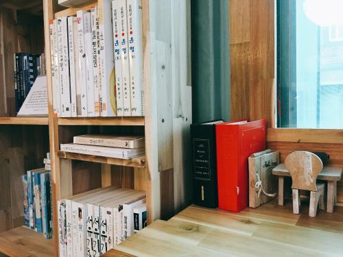 a book shelf filled with lots of books at Jarasum Guest House in Gapyeong