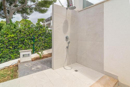 a shower stall in a bathroom with a shower at Cala Llonga in Santanyi