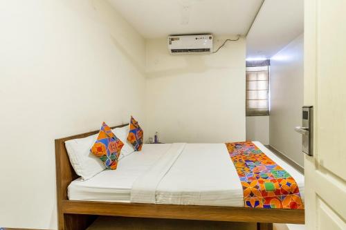 Ένα ή περισσότερα κρεβάτια σε δωμάτιο στο FabHotel VJR HSR