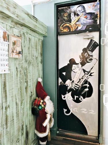 a room with a door with a christmas picture at Jarasum Guest House in Gapyeong