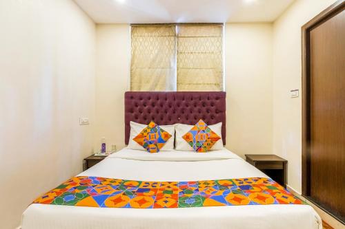 Ένα ή περισσότερα κρεβάτια σε δωμάτιο στο FabHotel VJR HSR