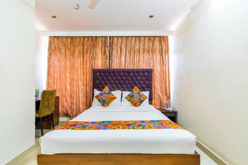 1 dormitorio con 1 cama grande en una habitación en FabHotel Astra Suites HSR Layout, en Bangalore